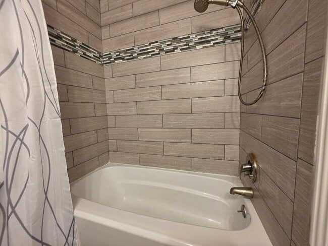 Building Photo - Stylish Ground Level Condo 2 Bedroom 2 Bath!