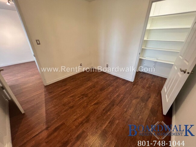 Building Photo - Beautiful Top Floor University Condo with ...