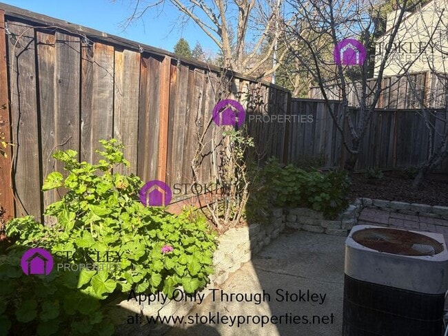 Building Photo - 27 Oak Brook Pl