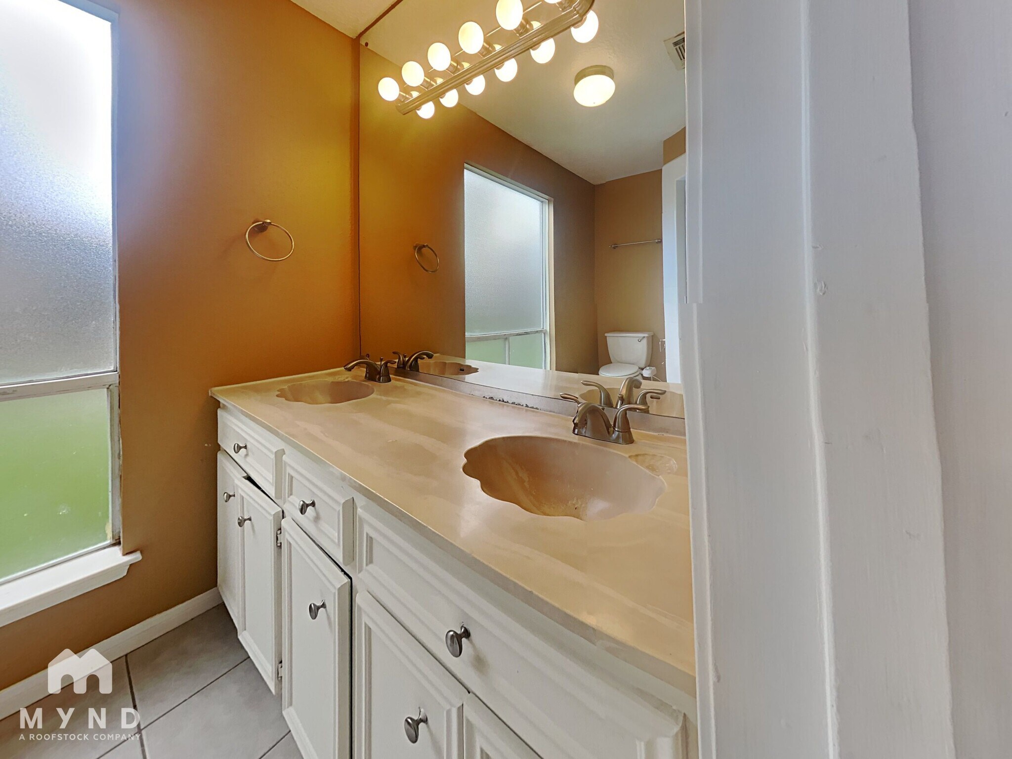 Building Photo - 2103 Woodland Springs St