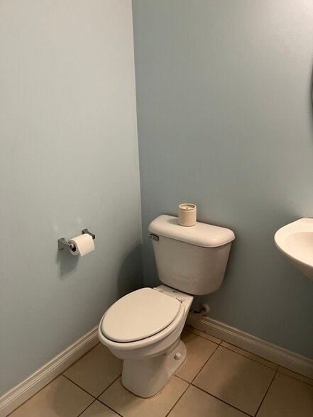 Building Photo - 5748 Hampshire Ln