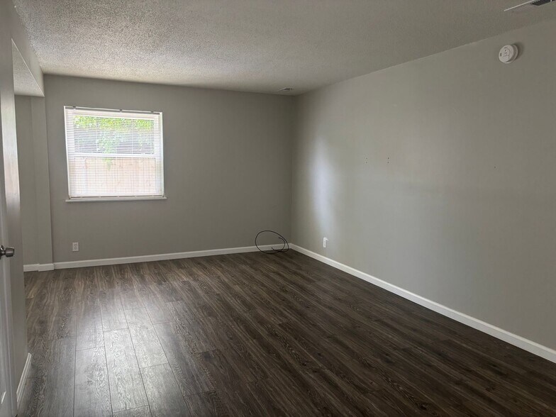 Building Photo - 2711 Clayton Dr NW