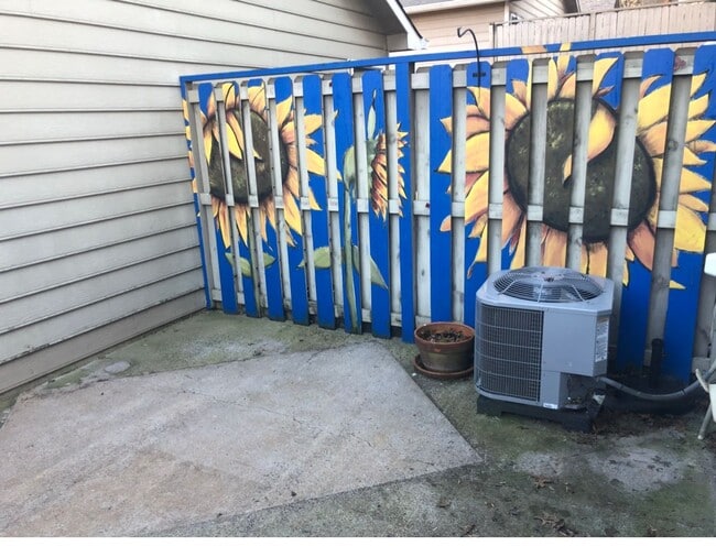 Building Photo - 2BR/ 1.5BA Townhouse in Bearden w/ 1 car garage