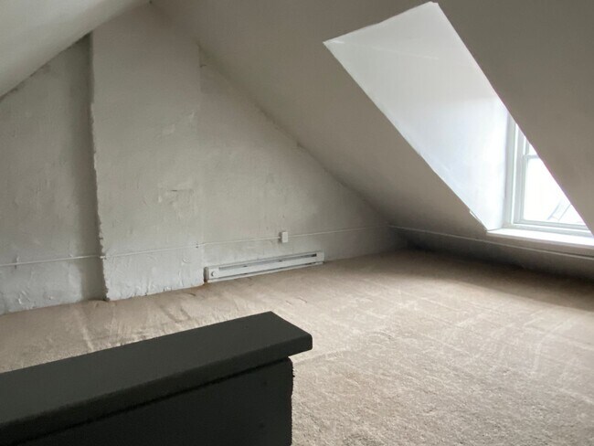 Building Photo - Lovely Three Bedroom House in Lancaster City