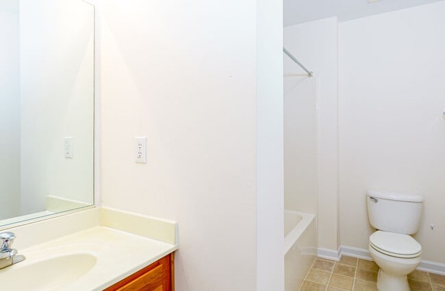 Building Photo - Maintenance-Free beautiful  3 bedroom 2.5 bath townhouse in Burlington