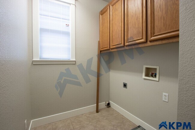 Building Photo - Updated 2-Story, 3 Bedroom 2.5 Bath Single...