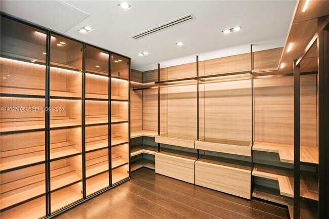 Building Photo - 650 NE 32nd St