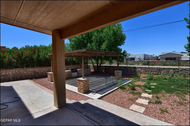 Building Photo - 5649 Valley Maple Dr