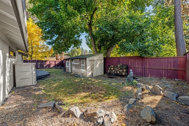 Building Photo - Meticulously UpdatedComstock Rancher!