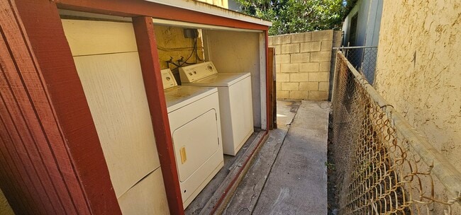 Private Laundry - 3444 Casitas Ave