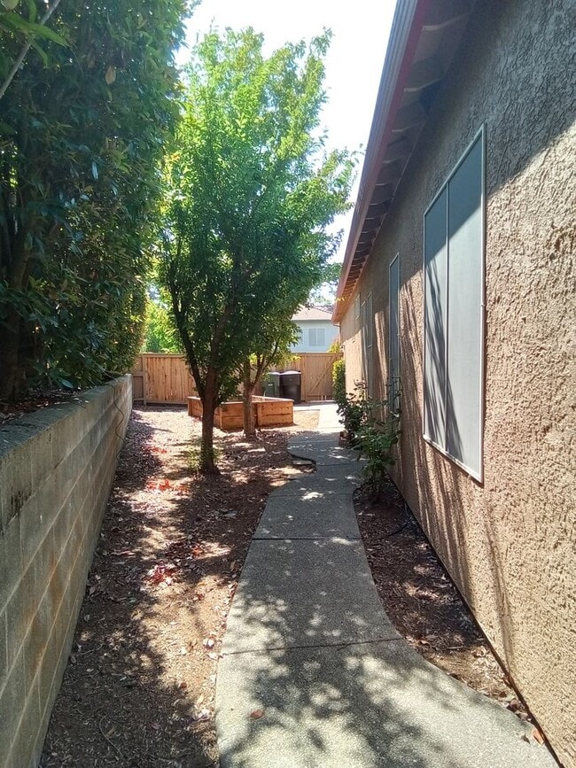 Building Photo - Gated: Single Story Heritage Oaks 3 Bedroom Plus Office/Den 3 Car Garage with lots of built in fo...