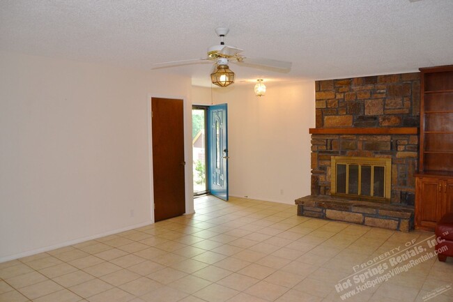 Building Photo - West Gate Area | Townhome | Unfurnished