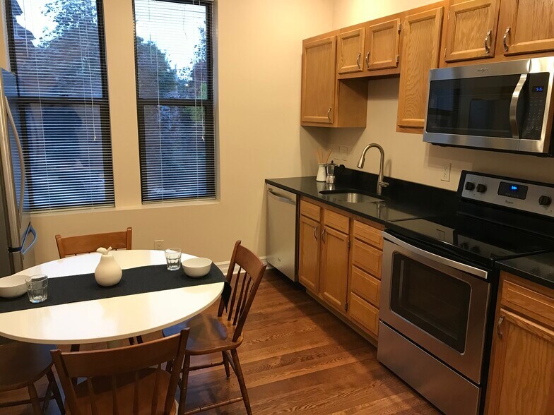 Newer stainless appliances and quartz countertops - 5960 Alder St