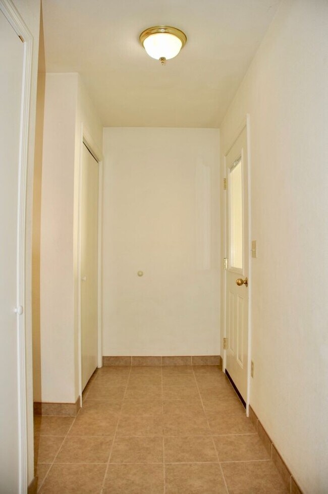 Building Photo - 2 bed 1 bath duplex Post Falls