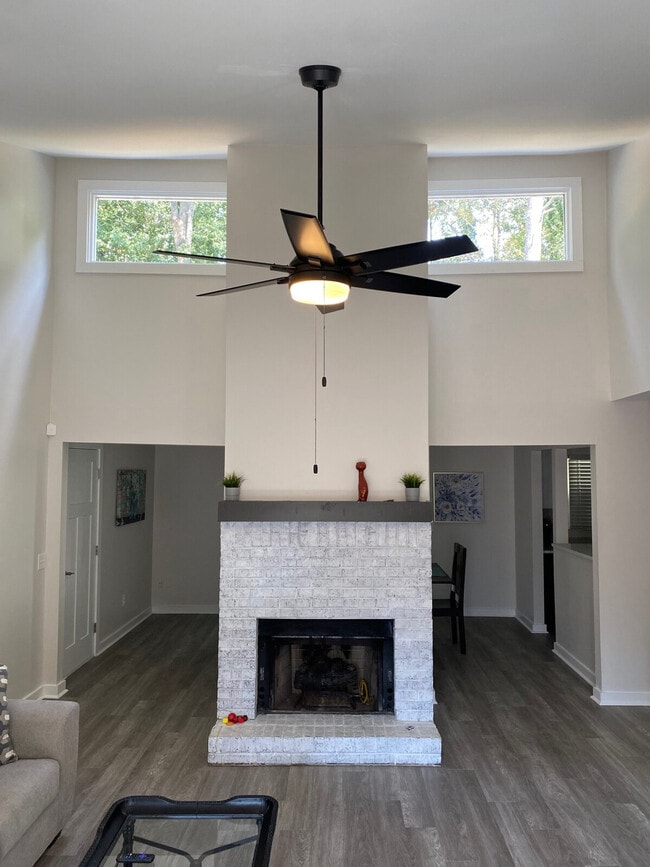 Building Photo - 1565 Pinebreeze Dr