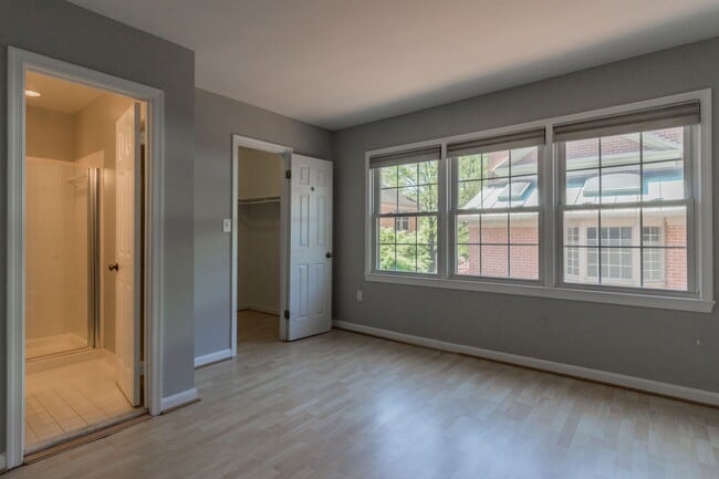 Building Photo - Beautiful 3 Bedroom 3/2 Bath Brick End Uni...