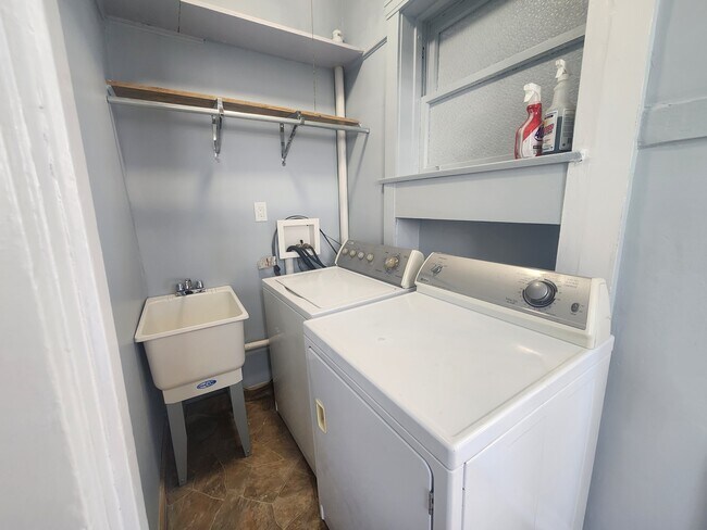 Building Photo - 1058 W Columbia Ave