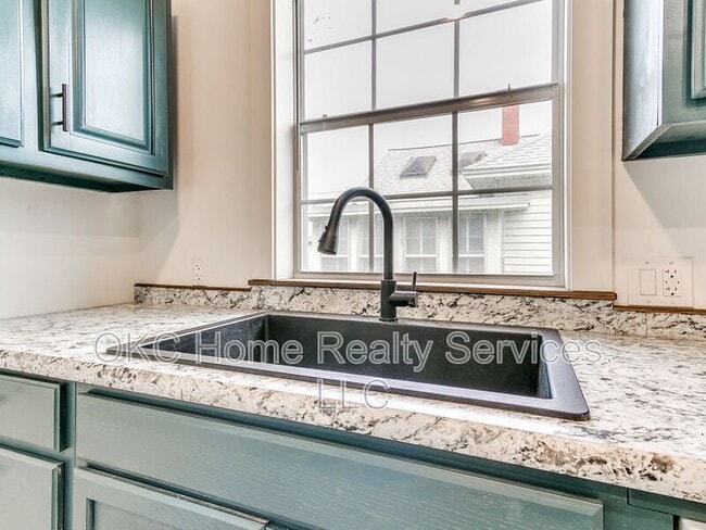 Building Photo - 1812 W Noble Ave