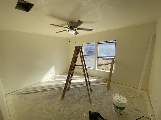 Building Photo - Cute 2/2 duplex with a garage