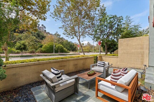 Building Photo - 13027 Bluff Creek Dr