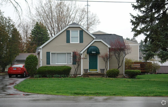 Groesbeck Pines Apartments - Grossbeck Pines Apartments