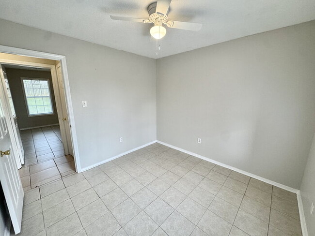 Building Photo - 3600 Pembrook Dr