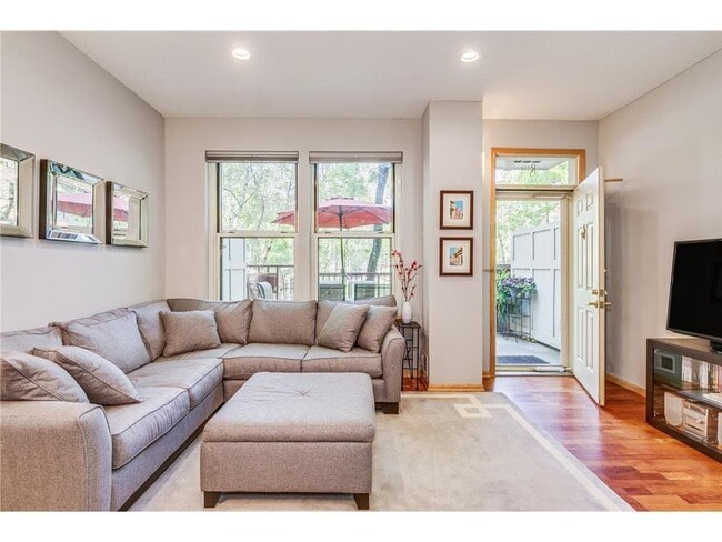 Building Photo - 560 N 2nd St