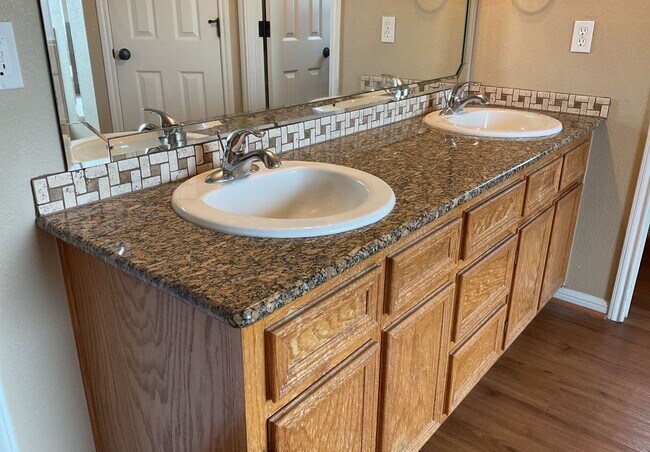 Building Photo - AMAZING RENT SPECIAL WITH IMMEDIATE MOVE IN - SECTION 8 ACCEPTED!