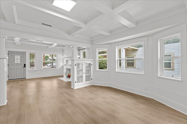 Building Photo - Fully Renovated 3 Bed 2 Bath Craftsman In ...
