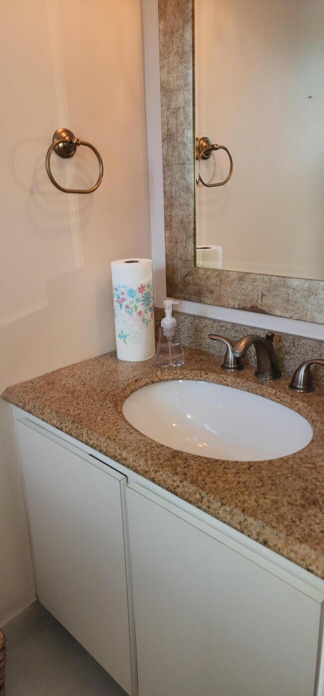 Building Photo - 207 Tropic Isle Dr