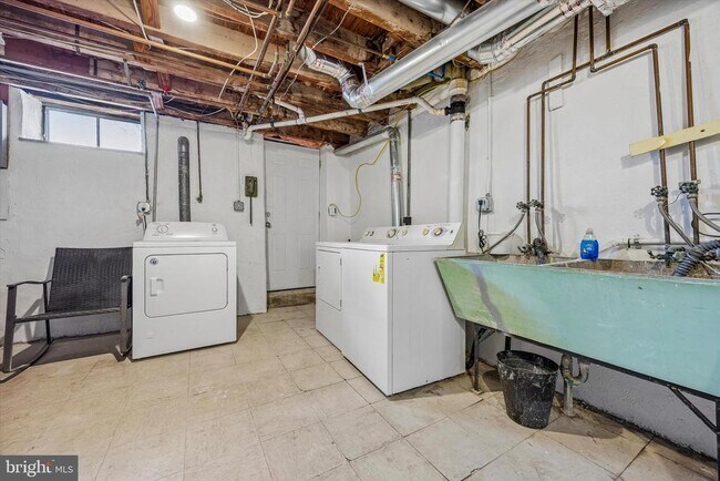 Building Photo - 362 Ripka St