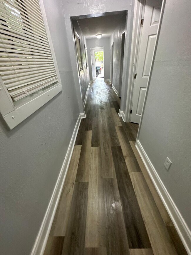 Building Photo - Fully Renovated 3/1 Single Family House Av...