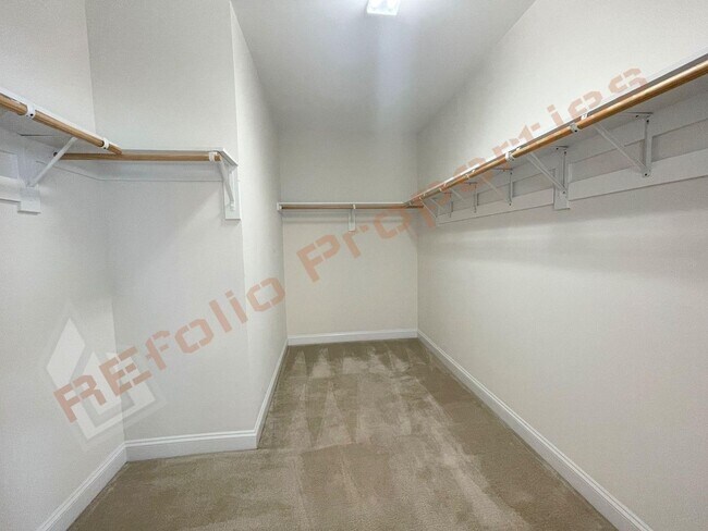 Building Photo - Beautiful 5 Bedroom End Unit Townhouse wit...