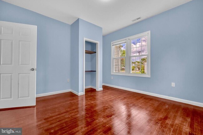Building Photo - 202 Oak St