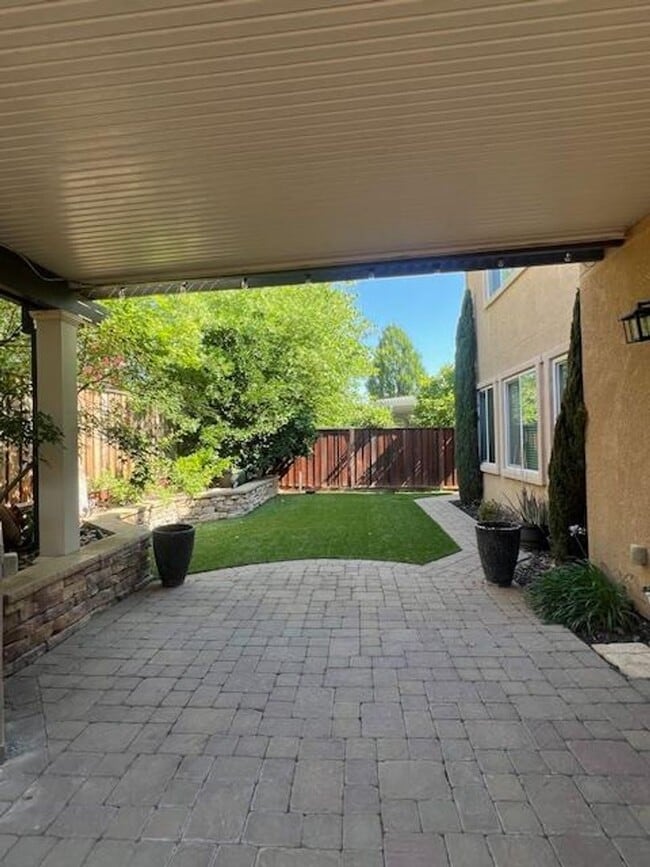 Building Photo - STUNNING & SPACIOUS 4 BEDROOM IN W. ROSEVI...