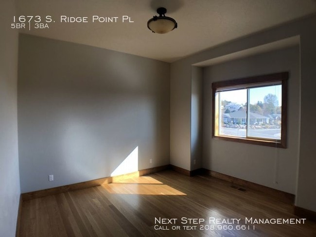 Building Photo - 5 bed 3 bath - Right Next to Table Rock