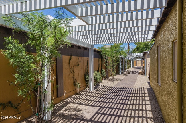 Building Photo - 1646 E Indianola Ave