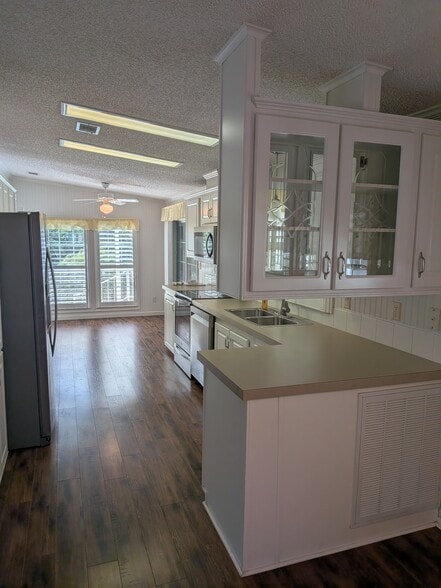 Building Photo - 215 Tiger Lilly Dr