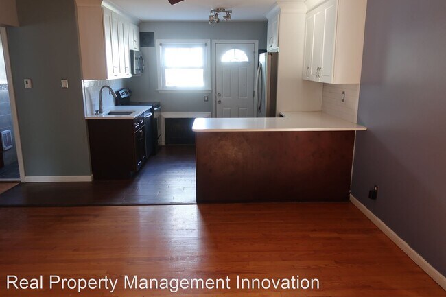Building Photo - 4 br, 2 bath House - 221 E Hawthorne Avenue