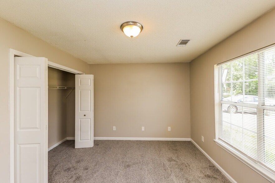 Building Photo - 3517 Ten Oaks Cir