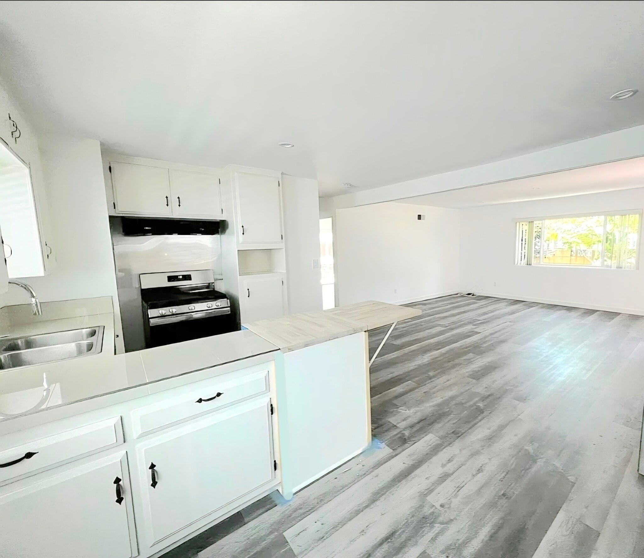 Large kitchen - 340 Rennie Ave