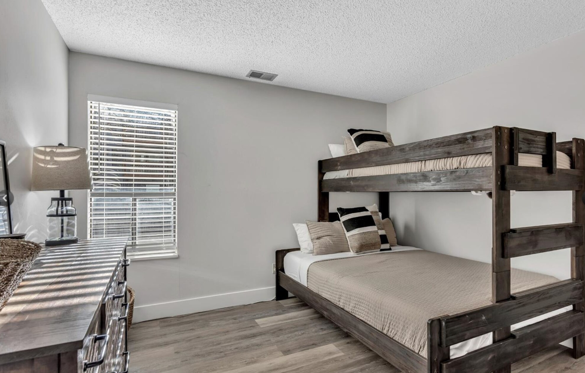 Building Photo - 1901 Clear Creek Dr