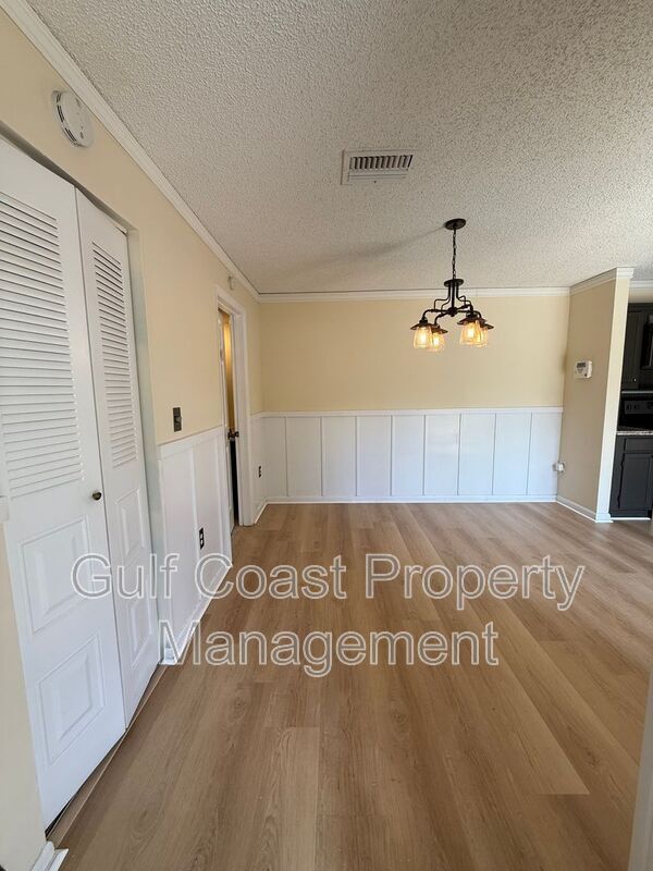Building Photo - 5249 Cedarbend Dr