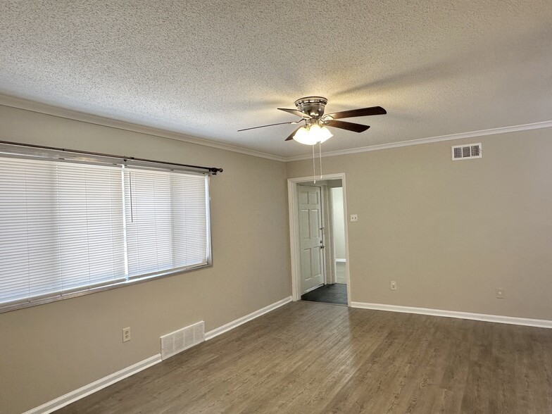 Building Photo - 141 N White Station Rd