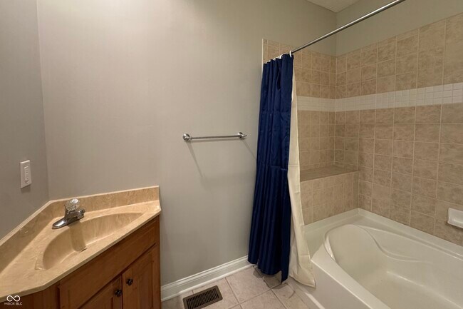 Building Photo - 1442 Oakhill Dr