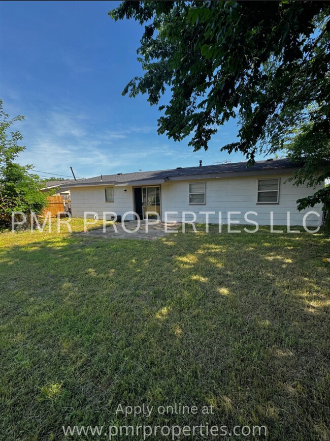 Building Photo - 3 Bed 2 Bath - House