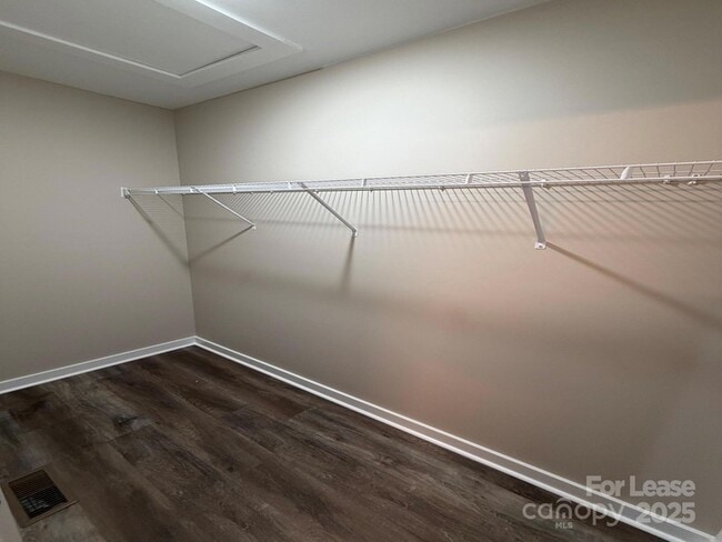 Building Photo - 620 W Bell St