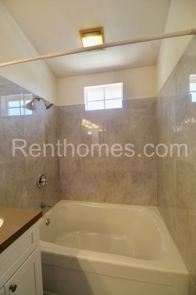 Building Photo - 9411 Questa Pointe