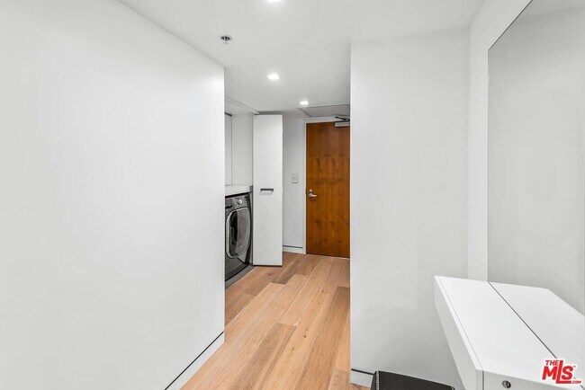 Building Photo - 13700 Marina Pointe Dr