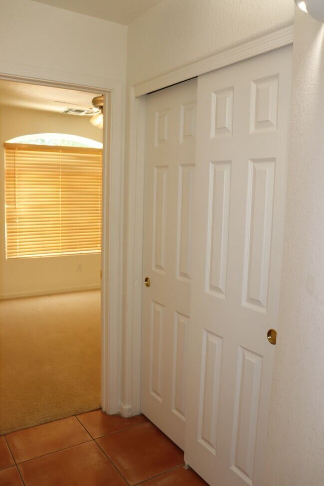 Building Photo - East Side 3 Bed 2 Bath Energy Efficient Pulte Home